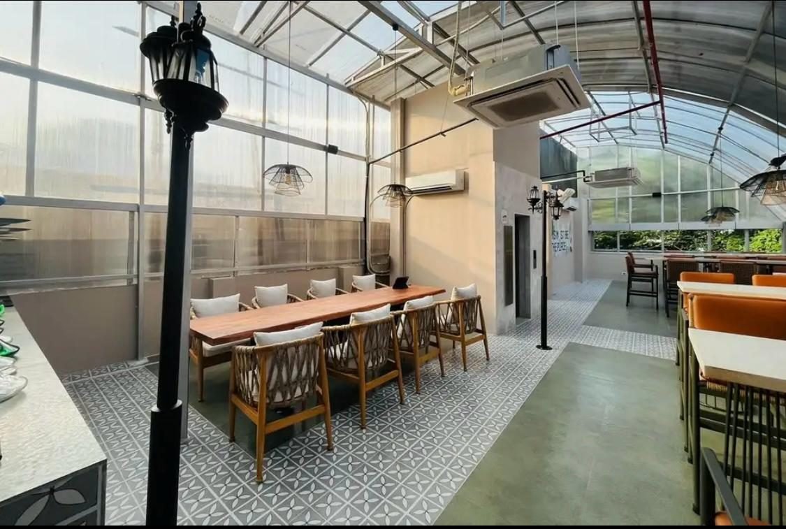 Cafe 82 rooftop dining table and rope chairs, Kolkata